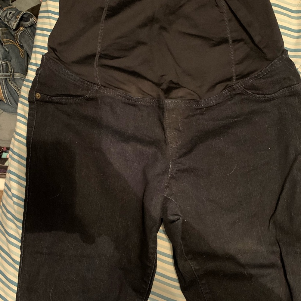 Worn only a few times, my belly grew to fast with my son. Pet friendly home